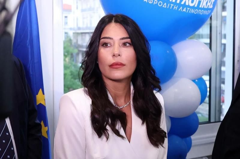 Λατινοπούλου για μαθήτριες: «Καλό το νύχι του τυραννόσαυρου και η βλεφαρίδα τέντα, αλλά όχι στο σχολείο»